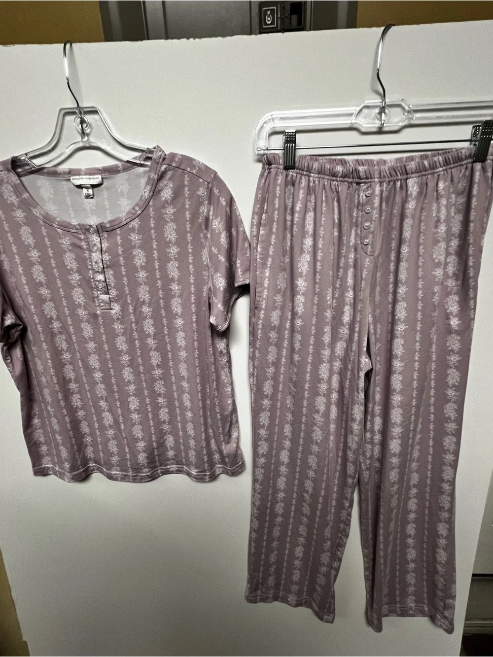 BERKSHIRE HOMEWEAR PETITE SMALL LIGHT LILAC AND WHITE PATTERNED 2 PC PJ SET.